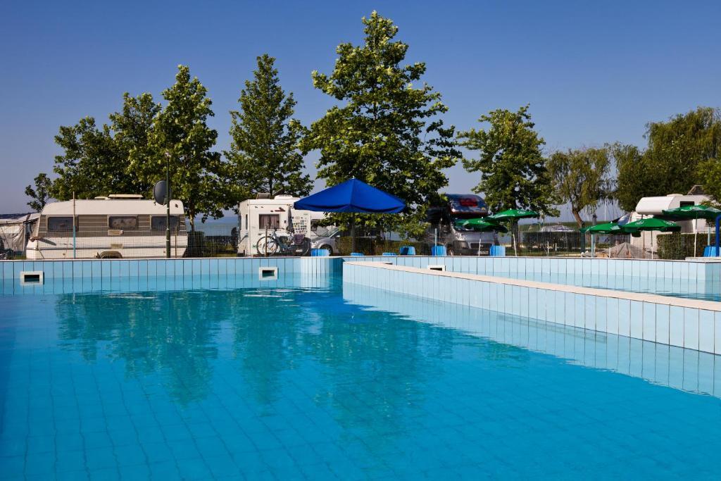 Готель Balaton Eldorado Camping Бадаксонітьордемік Екстер'єр фото
